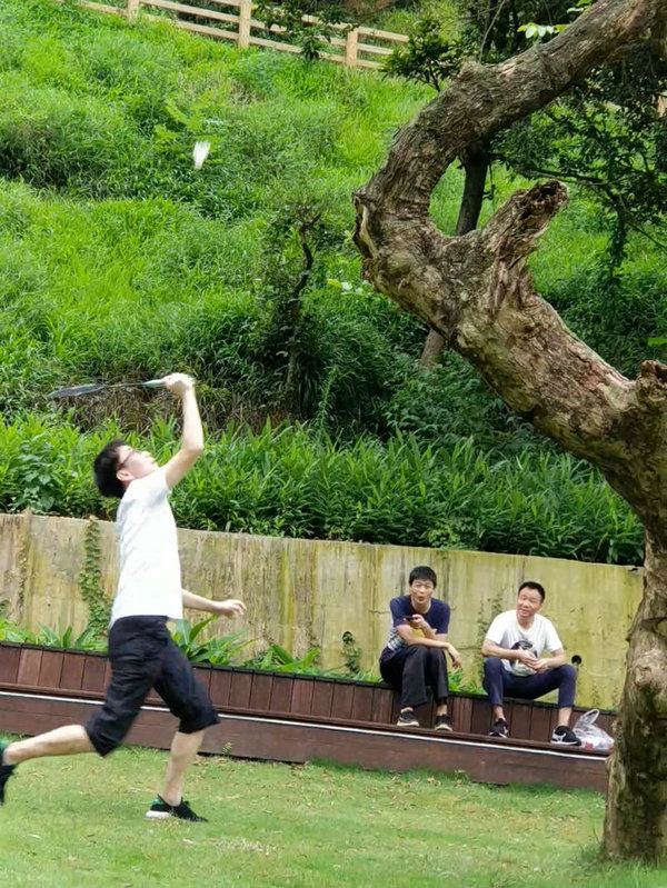 只要你肯拼，就一定不會(huì)孤獨(dú)，矚目你的人多著呢，掌聲歡呼聲時(shí)刻都在響起