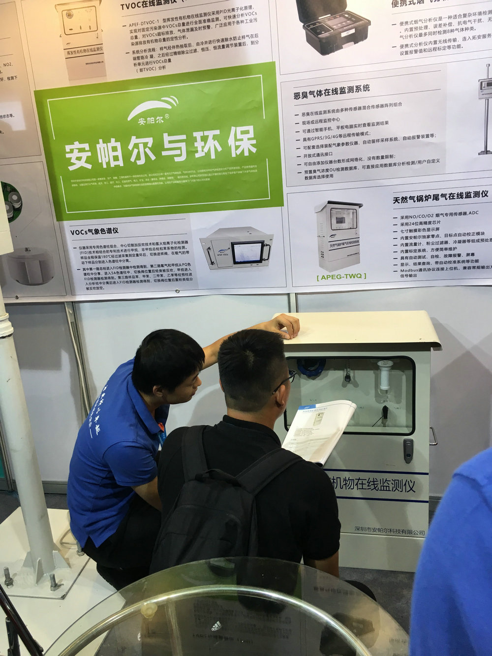 工程師為客戶做產(chǎn)品講解，客戶非常感興趣，觸摸安帕爾的產(chǎn)品